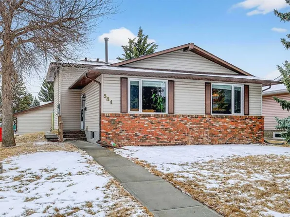584 N Woodhill Pl SW, Calgary, AB T2W 3L5