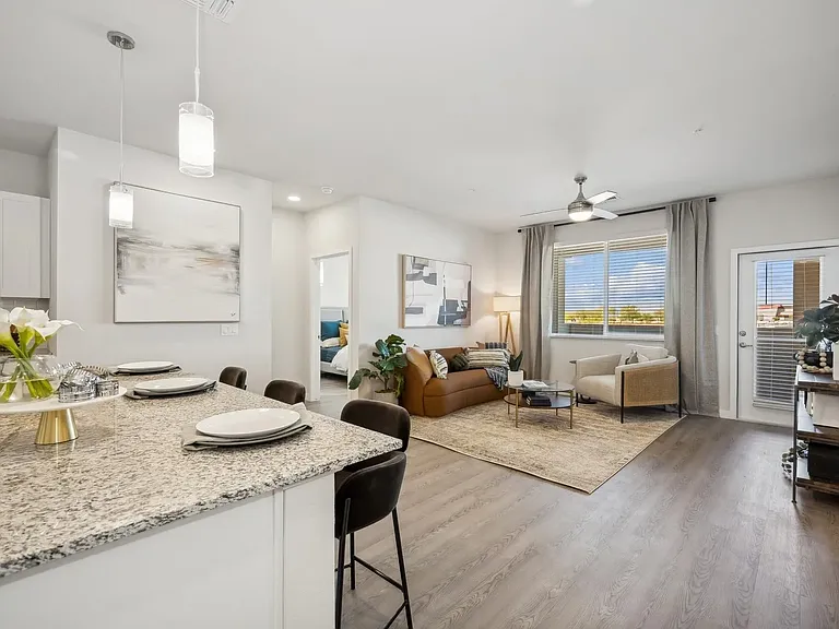 Longbow Luxury Apartments — Photo 37