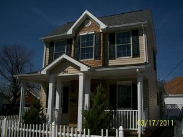 1st image of 301 E 7th St