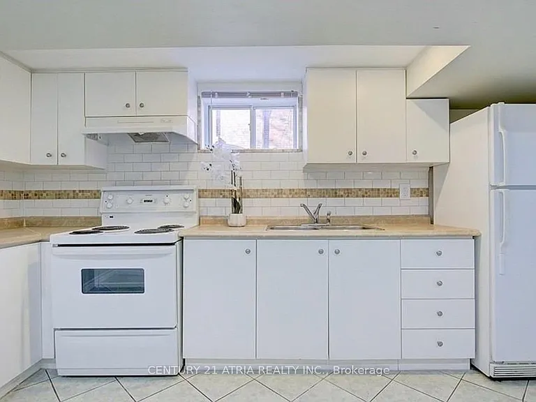 21 Alice Cres — Photo 2
