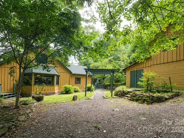 65 Woodfern Dr, Maggie Valley, NC 28751