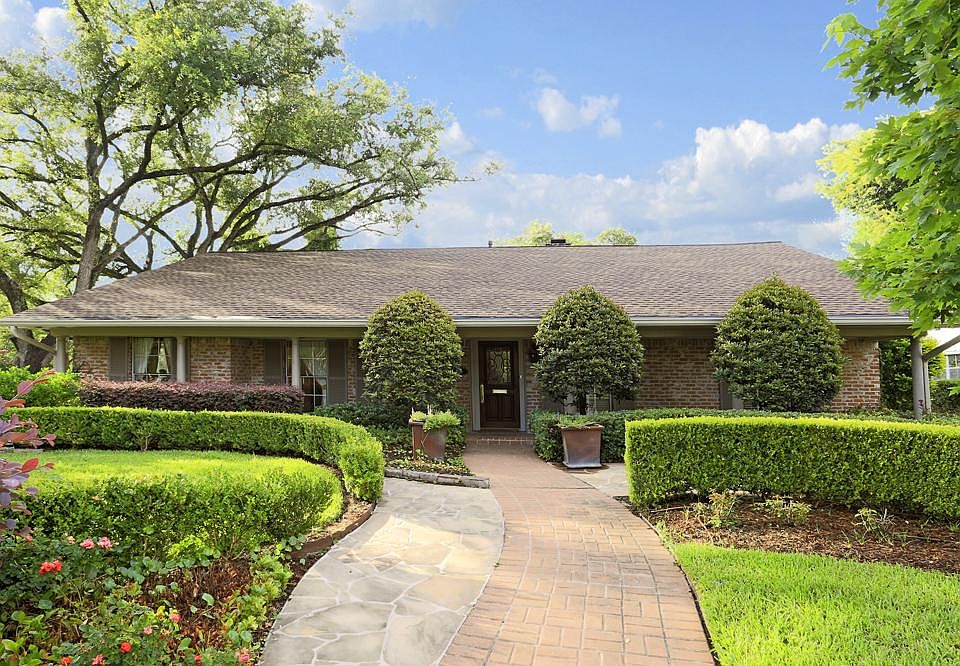 Superb Briargrove location - b/n San Felipe & Woodway! Nestled quietly under towering Live Oaks, thi