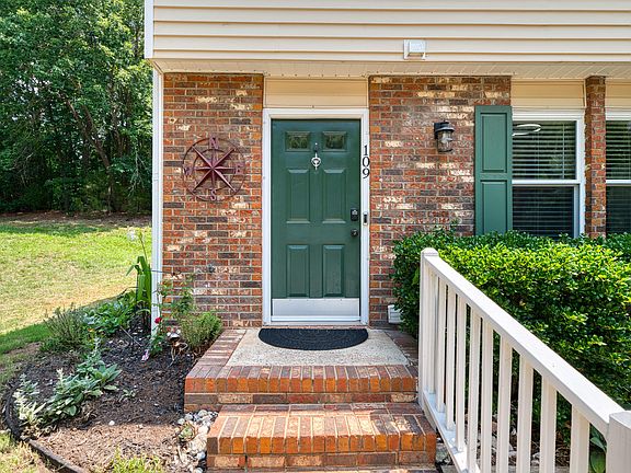 3rd image of 109 Luxon Pl
