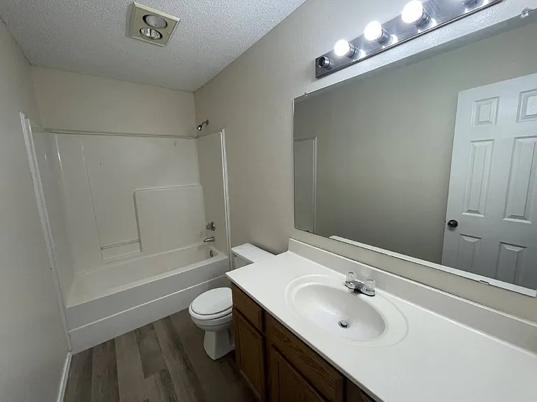 1605 Kirby Ave — Photo 10