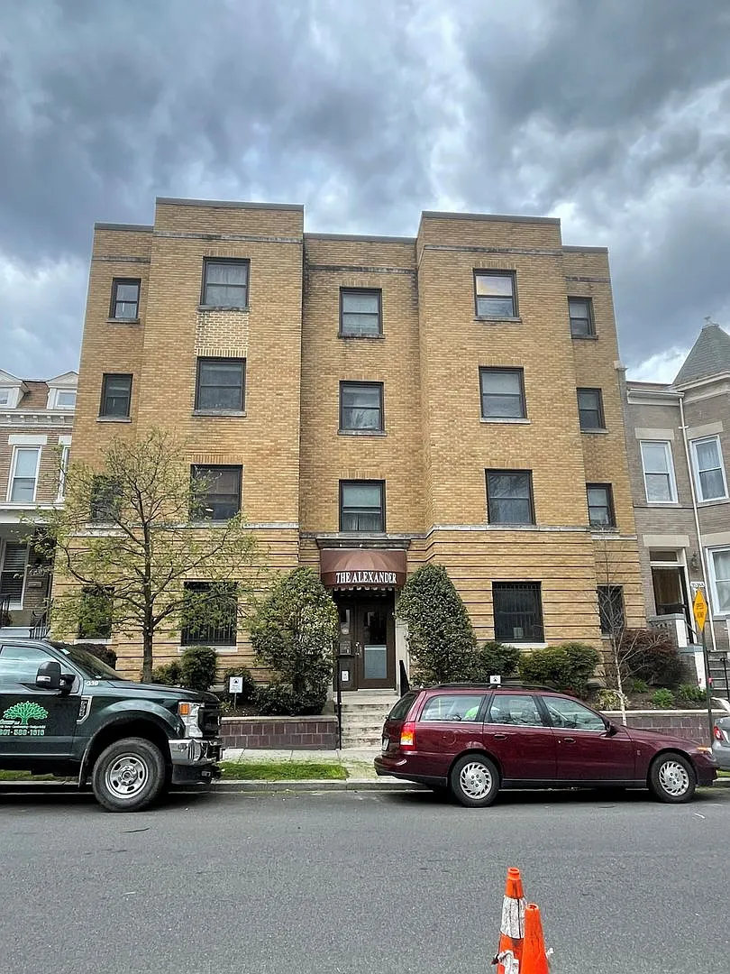 Recently Renovated 1 bedroom apartment in Columbia Heights — Photo 2