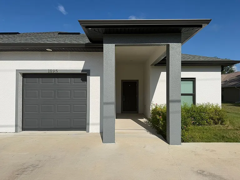 1095 Highlands Rd — Photo 1