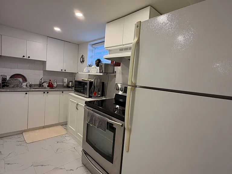 138 Goulding Ave #BASEMENT — Photo 14