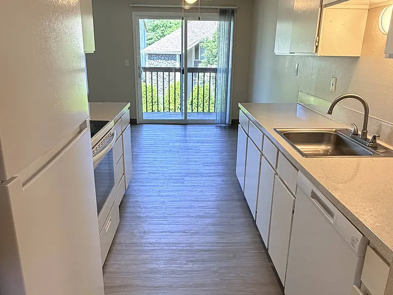Stafford Court Apartments — Photo 8