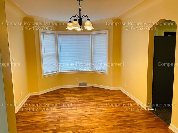 4th image of 2543 Plainfield Ave NE