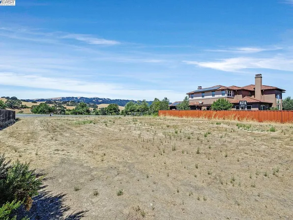 7330 Clubhouse Dr, Pleasanton, CA 94566