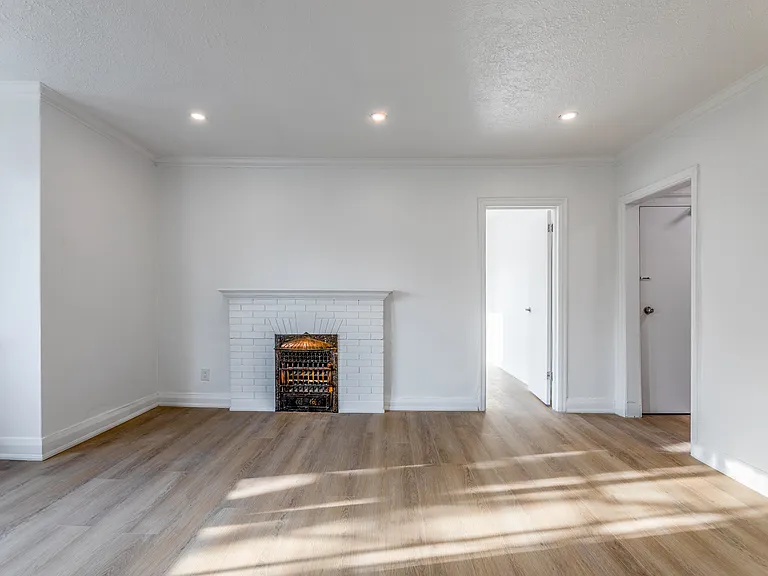 320 Lonsdale Rd — Photo 52