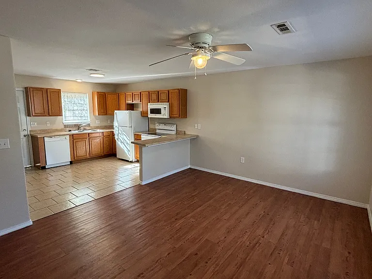 129 E Ella St #129 — Photo 5