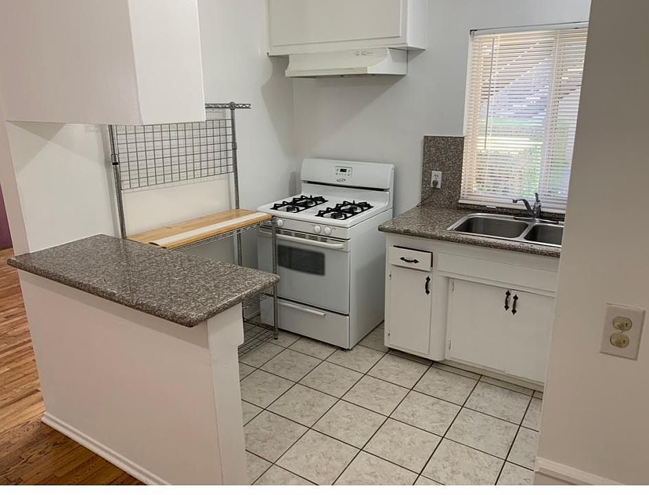 1st image of 13947 Bessemer St #5