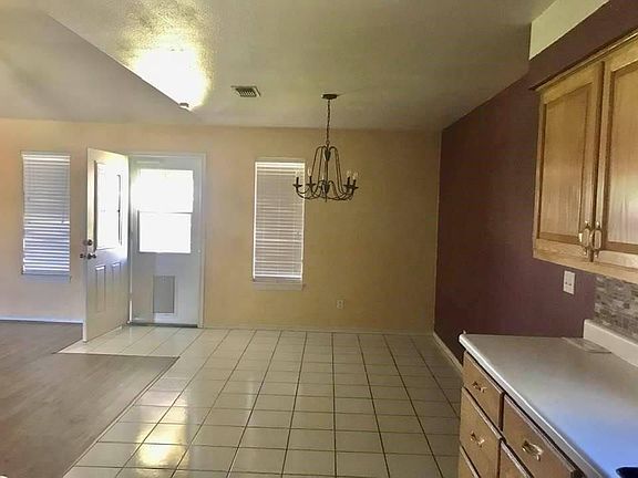4th image of 609 NE 40th Ave