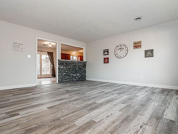 3rd image of 320 Clydesdale Cir