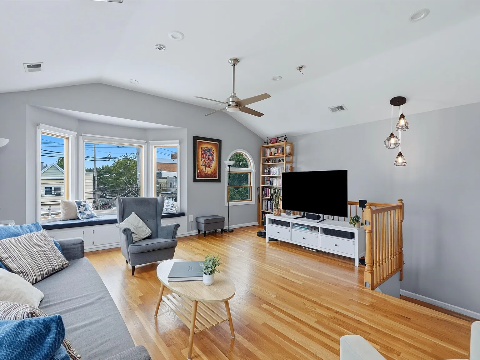 3 bed, 2.0 bath, 1225 sqft, $3,995 — Photo 3