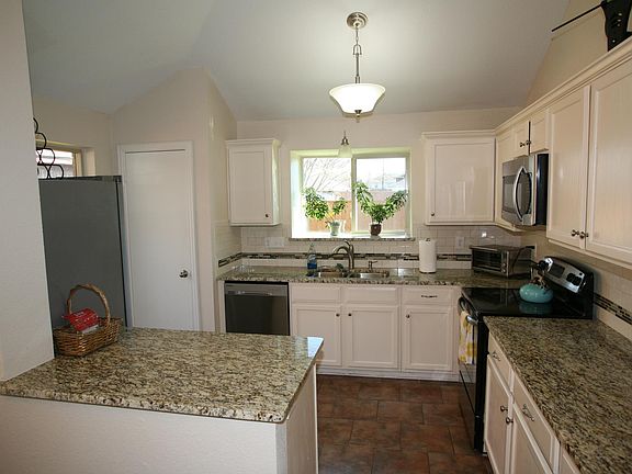 4th image of 1312 Gardenia Dr