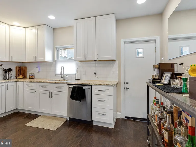 2652 Livingston St — Photo 6