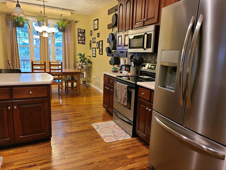 2nd image of 136 SE Park Ln