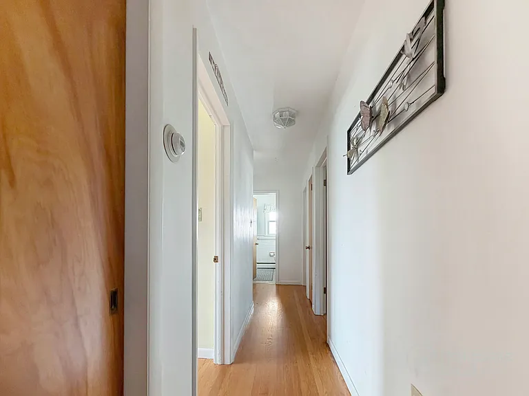 928 Grampian Blvd — Photo 6