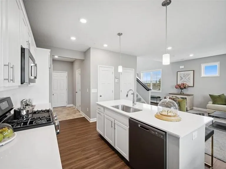 1784 Tyrone Dr — Photo 3