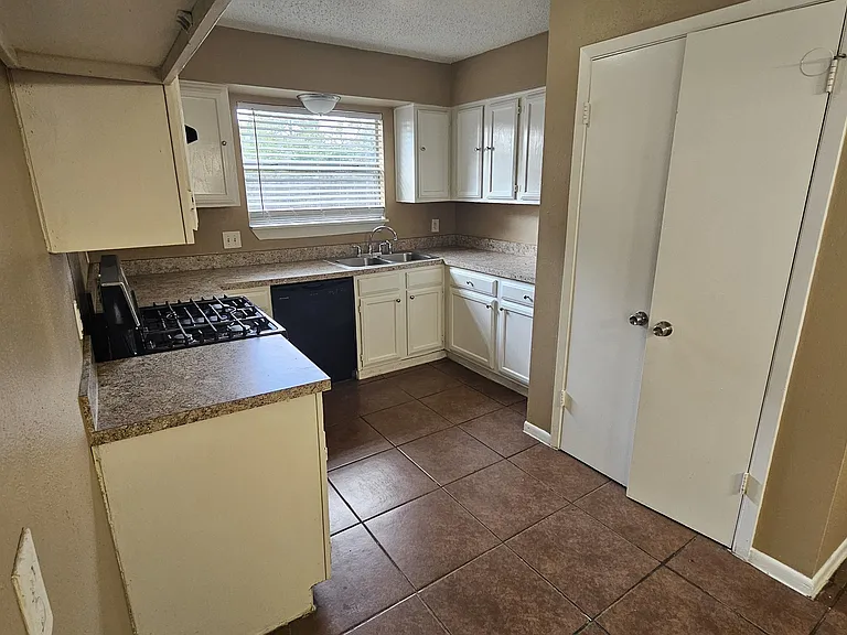 4250 Southchase Ln — Photo 8