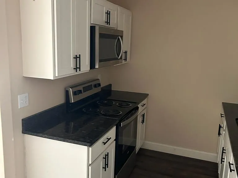 50 Westwood Dr — Photo 2