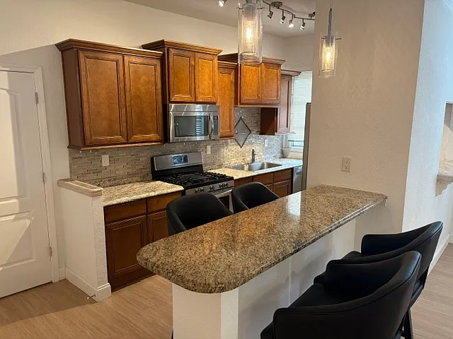 408 S Riverside Dr #5 — Photo 6