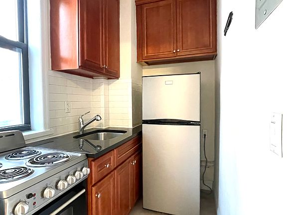 4th image of 34 E 11th St APT 2D