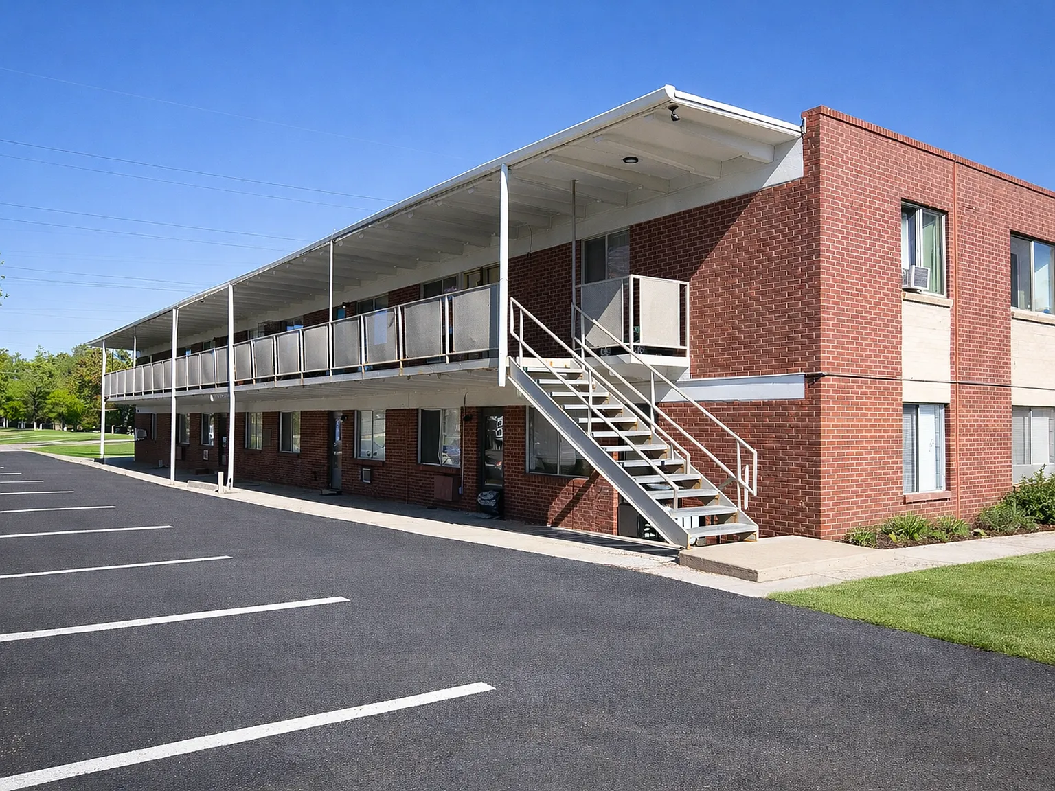 Club Apartments — Photo 1