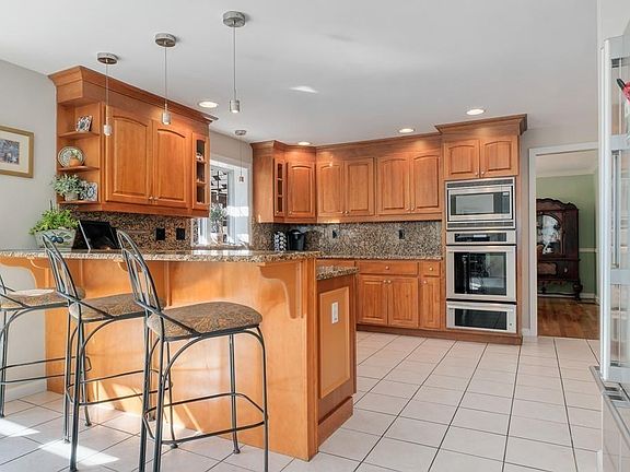 3rd image of 16 Barberry Ln