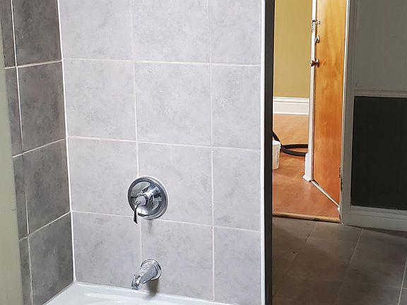 bathroom, entering from bedroom