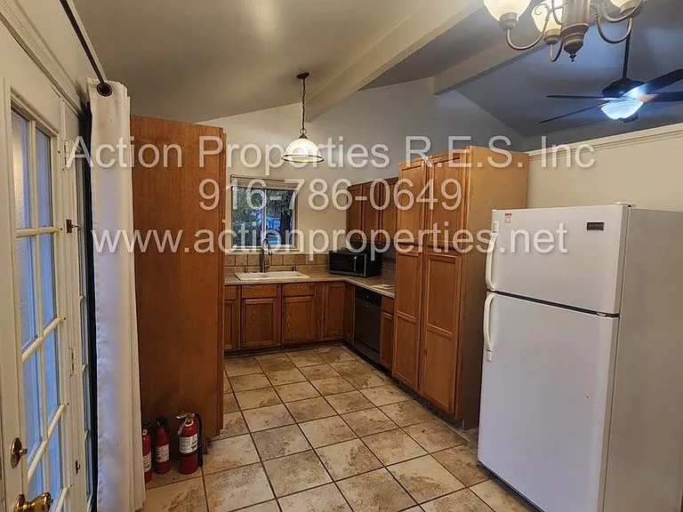 612 Gregory Ct — Photo 15