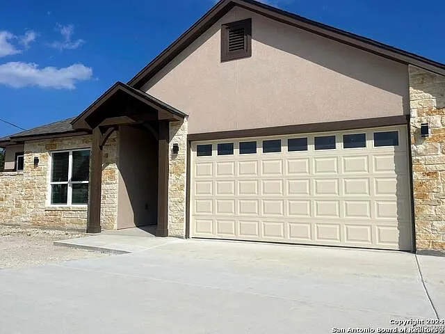 3 bed, 2.0 bath, 2179 sqft, $2,900 — Photo 2