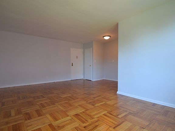 Drake House - Living Room - 207-03J - J Line