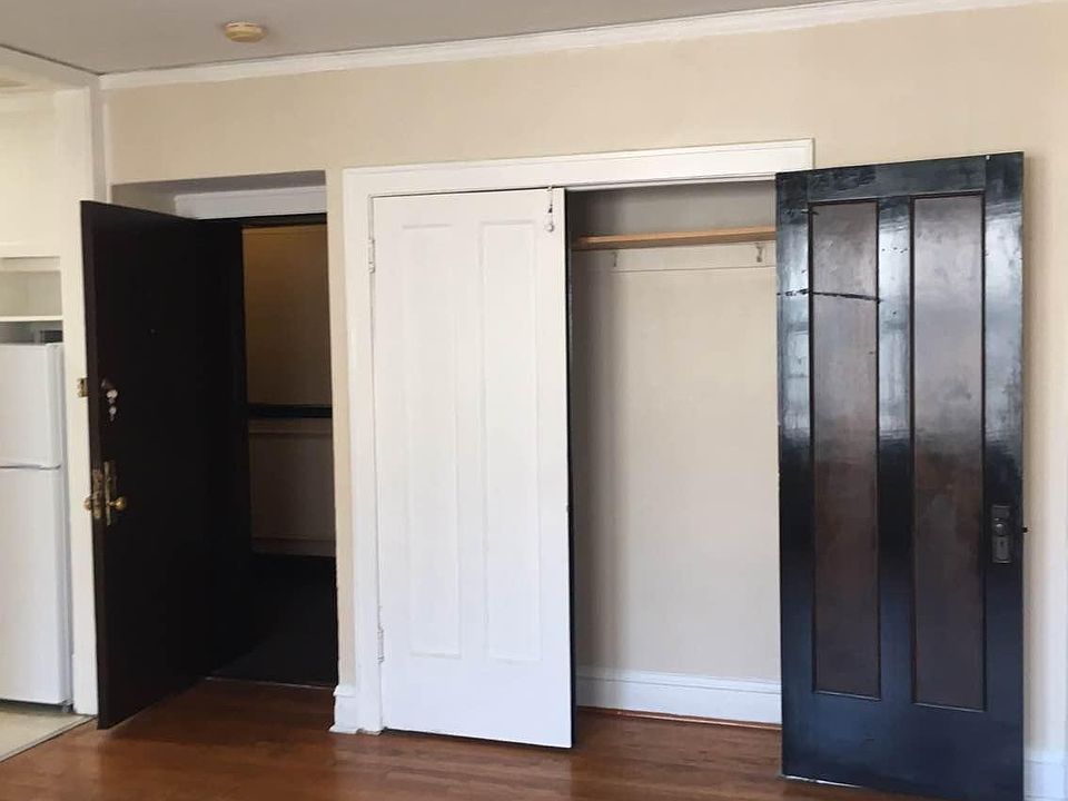 1st image of 3121 N Hamlin Ave #2C