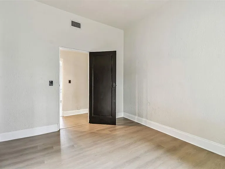 2102 W La Salle St — Photo 42