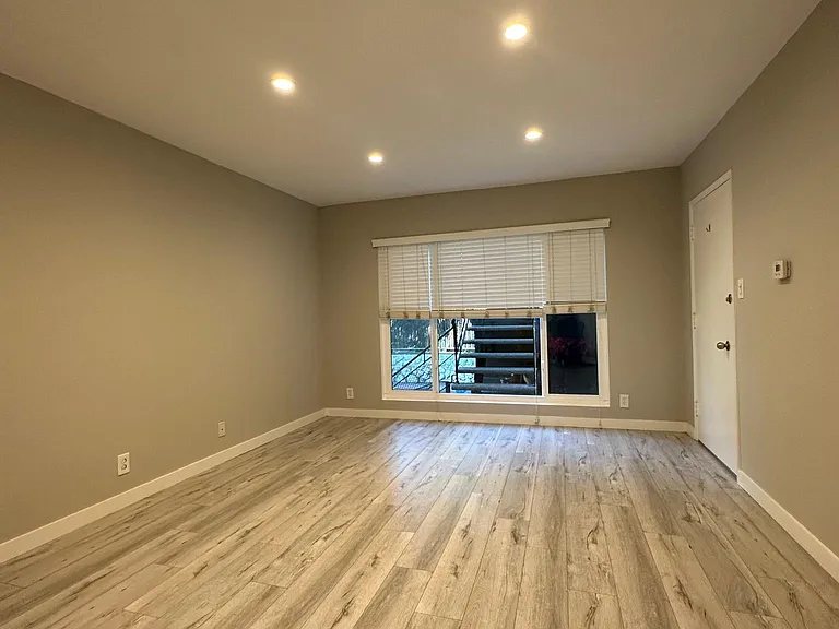 7555 De Longpre Ave #9 — Photo 3