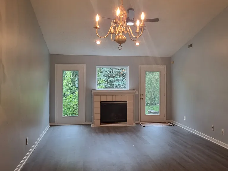 210 Elmwood Dr — Photo 6