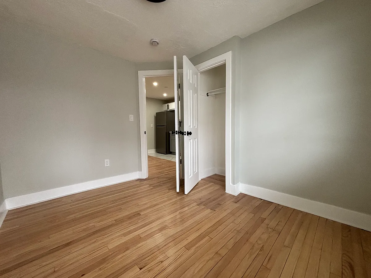 Building Photo - 110 Maltby St #9A