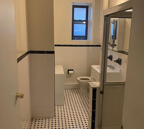 4th image of 210 Martine Ave APT 3