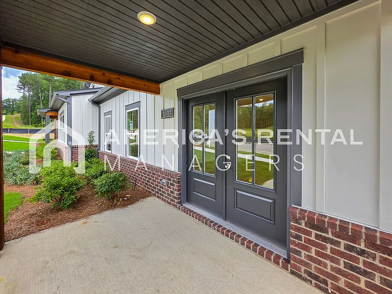 1017 Grand River Blvd W — Photo 8