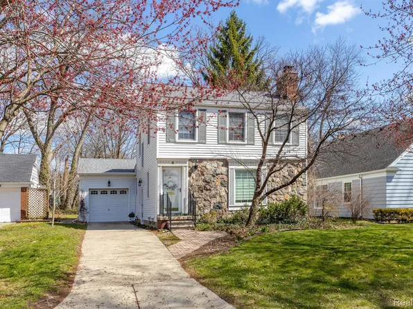 4 Duxbury Ln, Dearborn, MI 48120