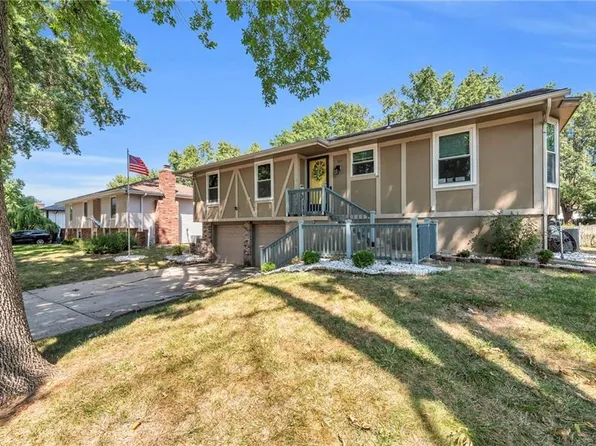 305 NW Shamrock Ave, Lees Summit, MO 64081