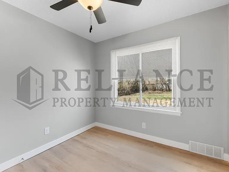 2239 S Millwood Ave — Photo 23