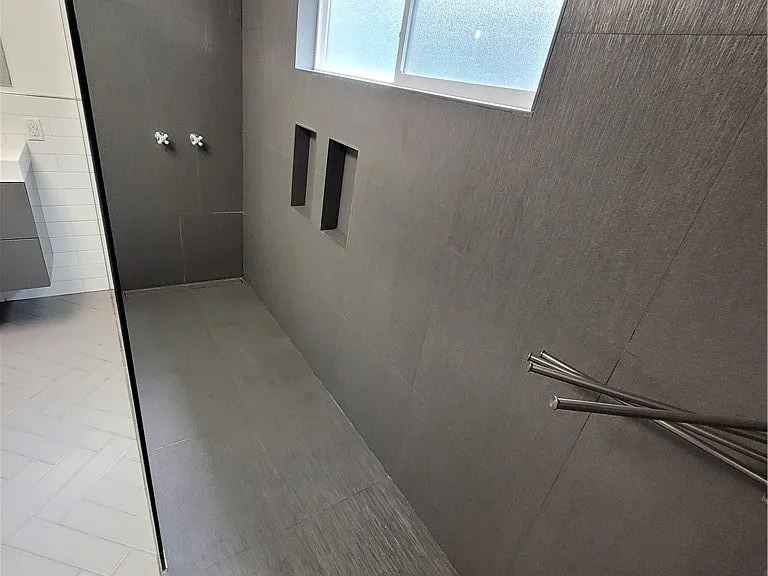 1780 N Summit Ave — Photo 3