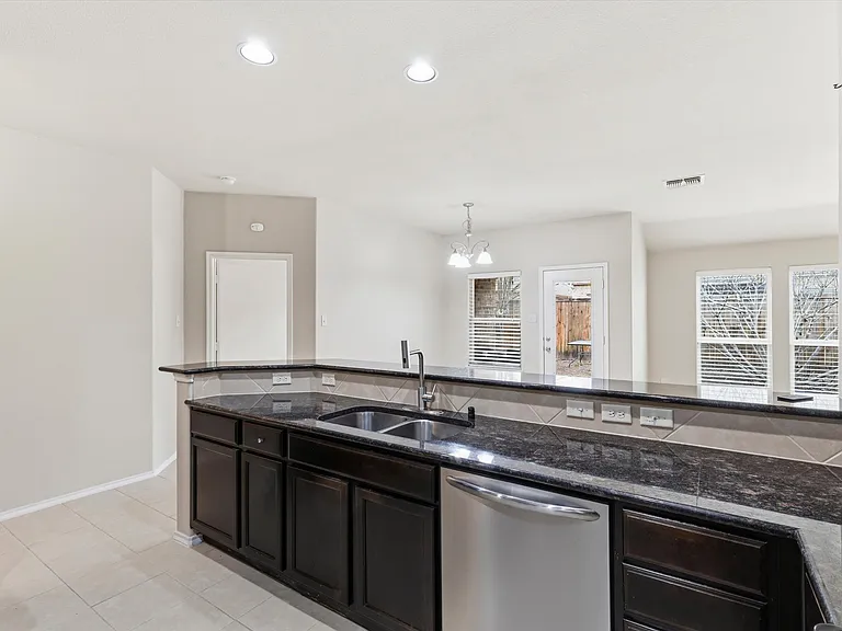 1115 Dickenson Dr — Photo 10