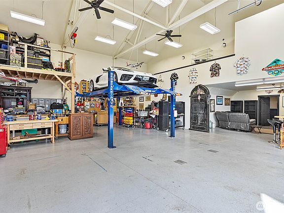 2nd image of 1082 W Smith