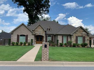 215 Lake Valley Dr, Maumelle, AR 72113