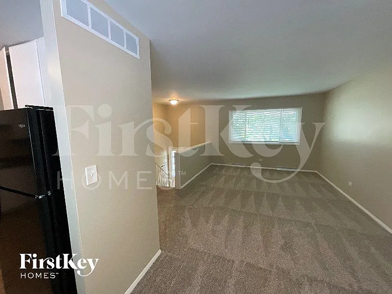 3 bed, 2.0 bath, 1920 sqft, $2,515 — Photo 2